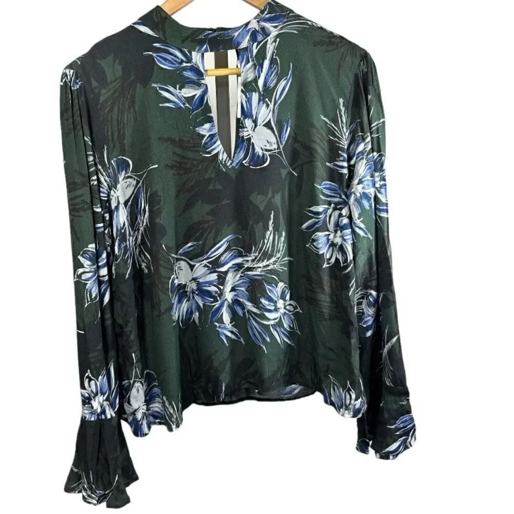 ASTR THE LABEL Multi-Floral Keyhole Long Sleeve Blouse Green Size Medium - NWT